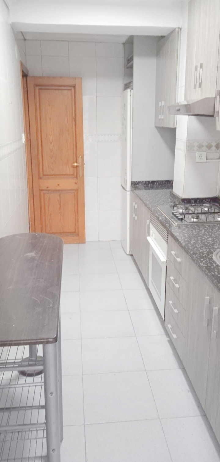 DISPONIBLES TRES HABITACIONES EN PISO DE CUATRO DORMITORIOS EN LA ZONA NORTE 