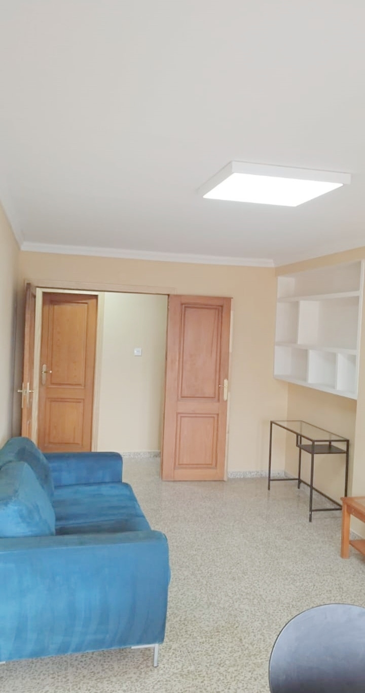 DISPONIBLES TRES HABITACIONES EN PISO DE CUATRO DORMITORIOS EN LA ZONA NORTE 