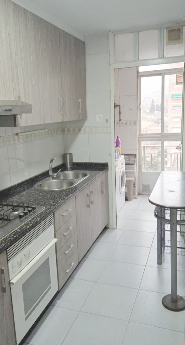 DISPONIBLES TRES HABITACIONES EN PISO DE CUATRO DORMITORIOS EN LA ZONA NORTE 