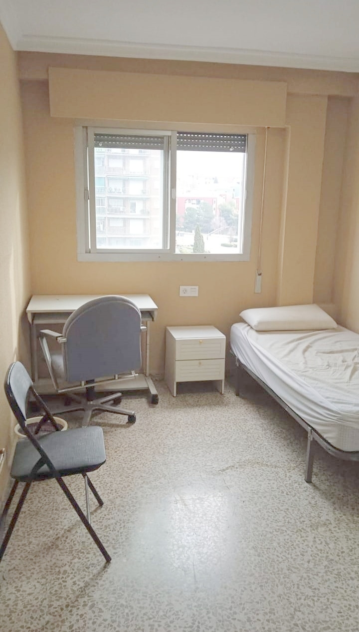 DISPONIBLES TRES HABITACIONES EN PISO DE CUATRO DORMITORIOS EN LA ZONA NORTE 