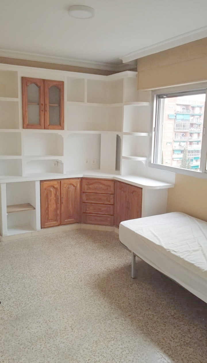 DISPONIBLES TRES HABITACIONES EN PISO DE CUATRO DORMITORIOS EN LA ZONA NORTE 