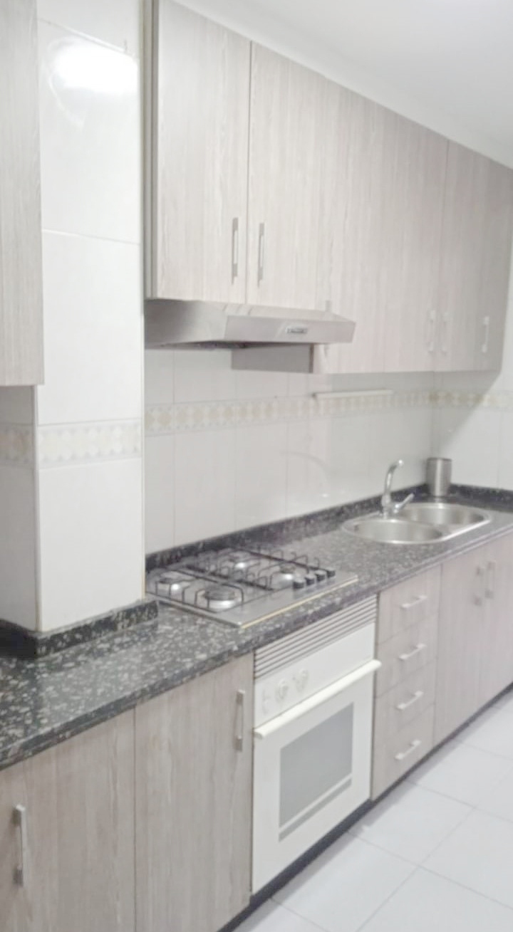 DISPONIBLES TRES HABITACIONES EN PISO DE CUATRO DORMITORIOS EN LA ZONA NORTE 