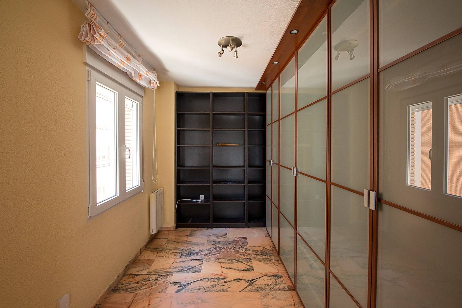 PISO DE TRES HABITACIONES EN PLENO CENTRO