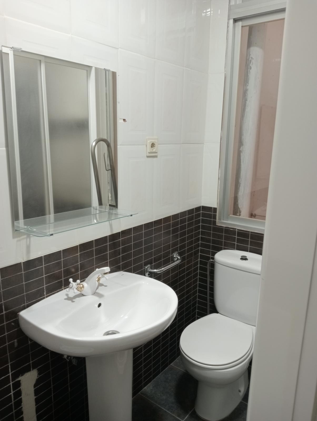 ALQUILER DE PISO DE TRES DORMITORIOS EN PLENO CENTRO DE GRANADA