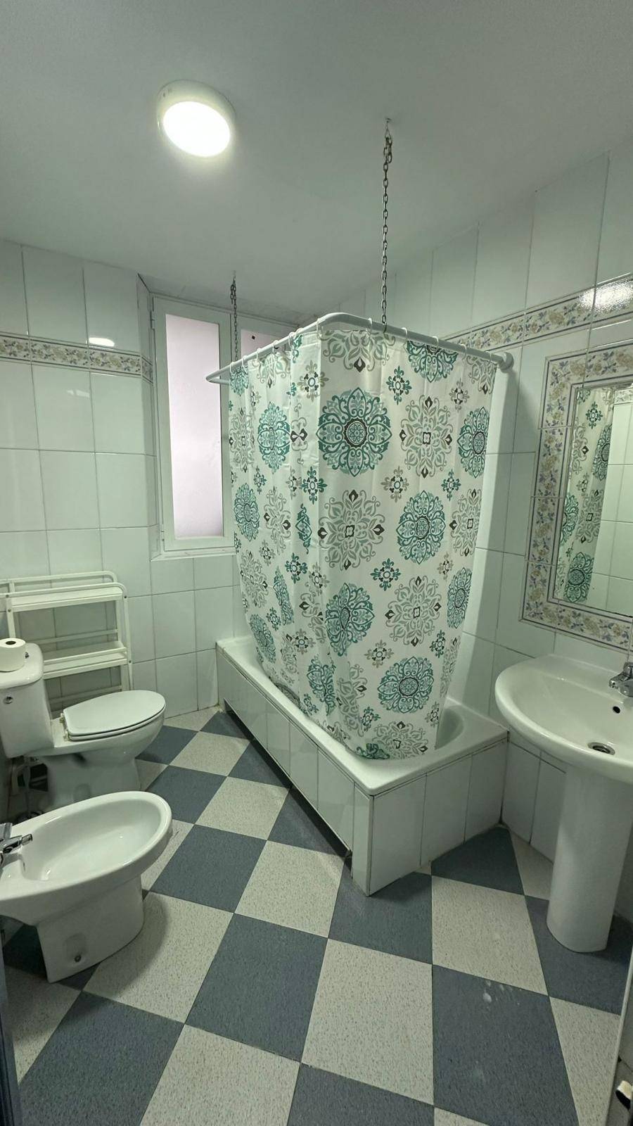 TRES HABITACIONES DISPONIBLES EN PISO COMPARTIDO EN EL CENTRO