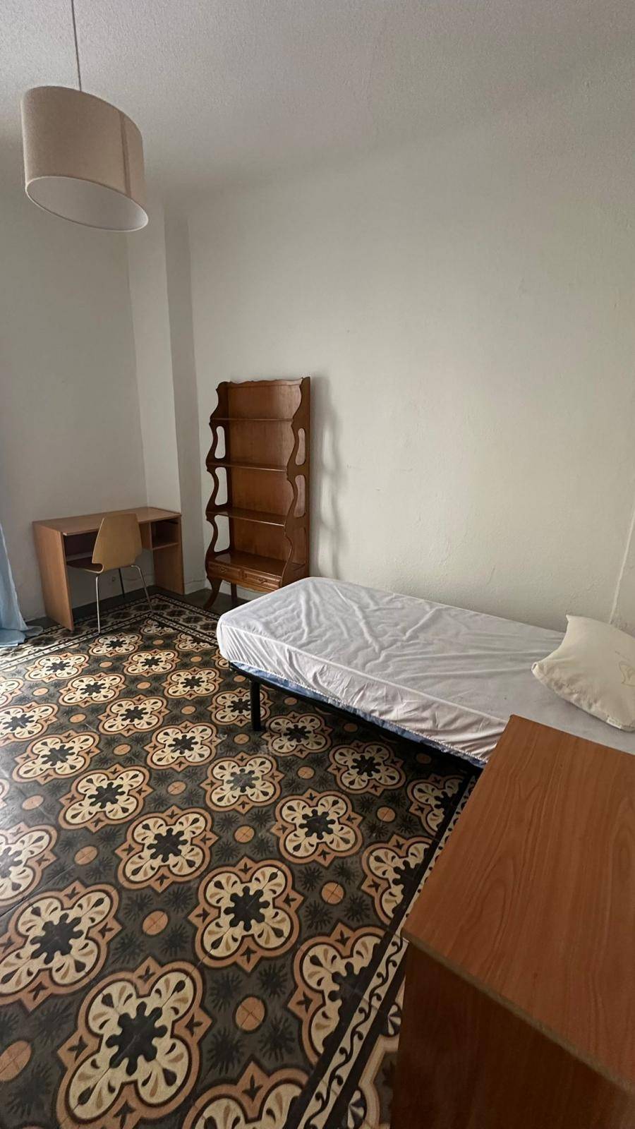 TRES HABITACIONES DISPONIBLES EN PISO COMPARTIDO EN EL CENTRO