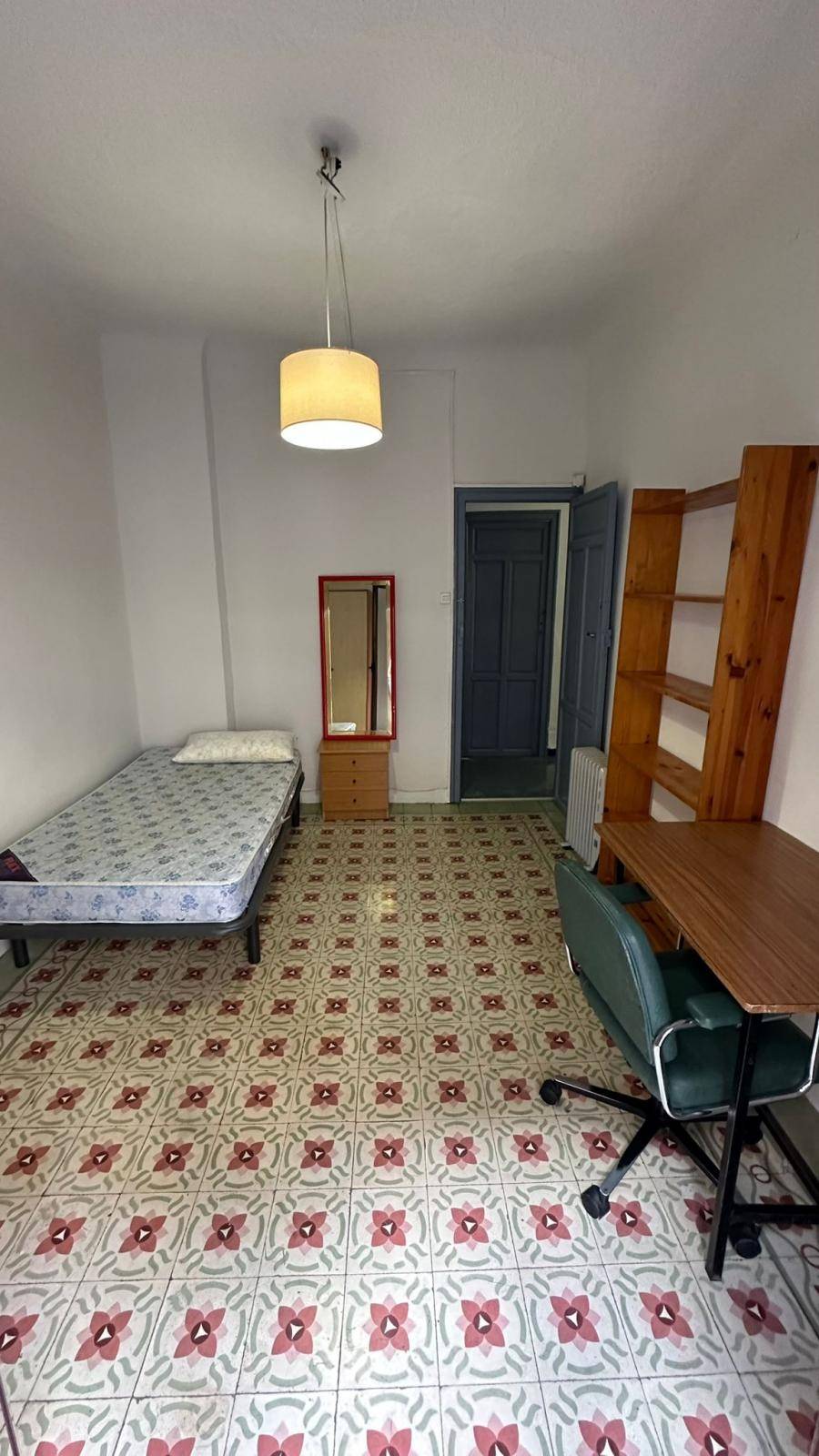 TRES HABITACIONES DISPONIBLES EN PISO COMPARTIDO EN EL CENTRO