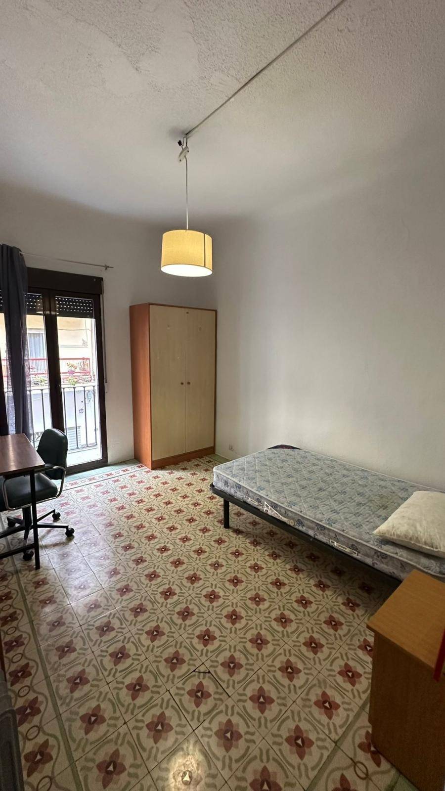 TRES HABITACIONES DISPONIBLES EN PISO COMPARTIDO EN EL CENTRO