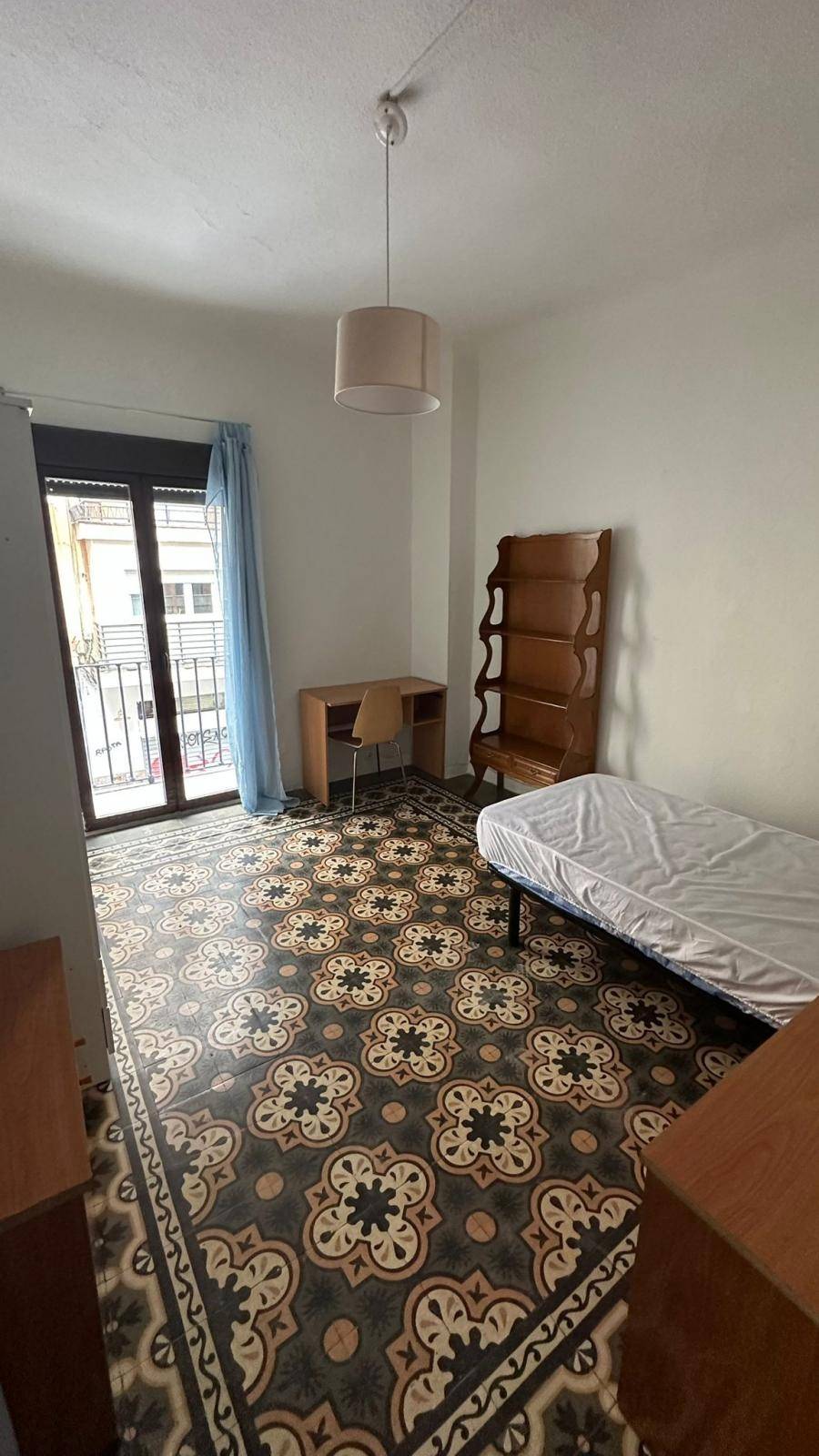 TRES HABITACIONES DISPONIBLES EN PISO COMPARTIDO EN EL CENTRO