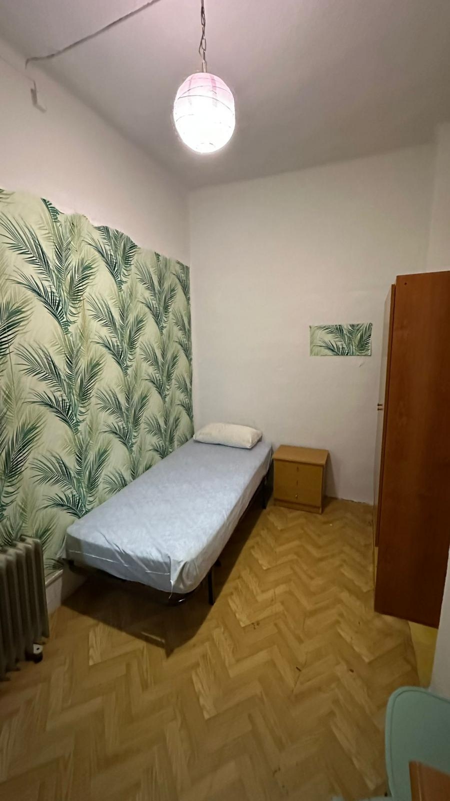 TRES HABITACIONES DISPONIBLES EN PISO COMPARTIDO EN EL CENTRO