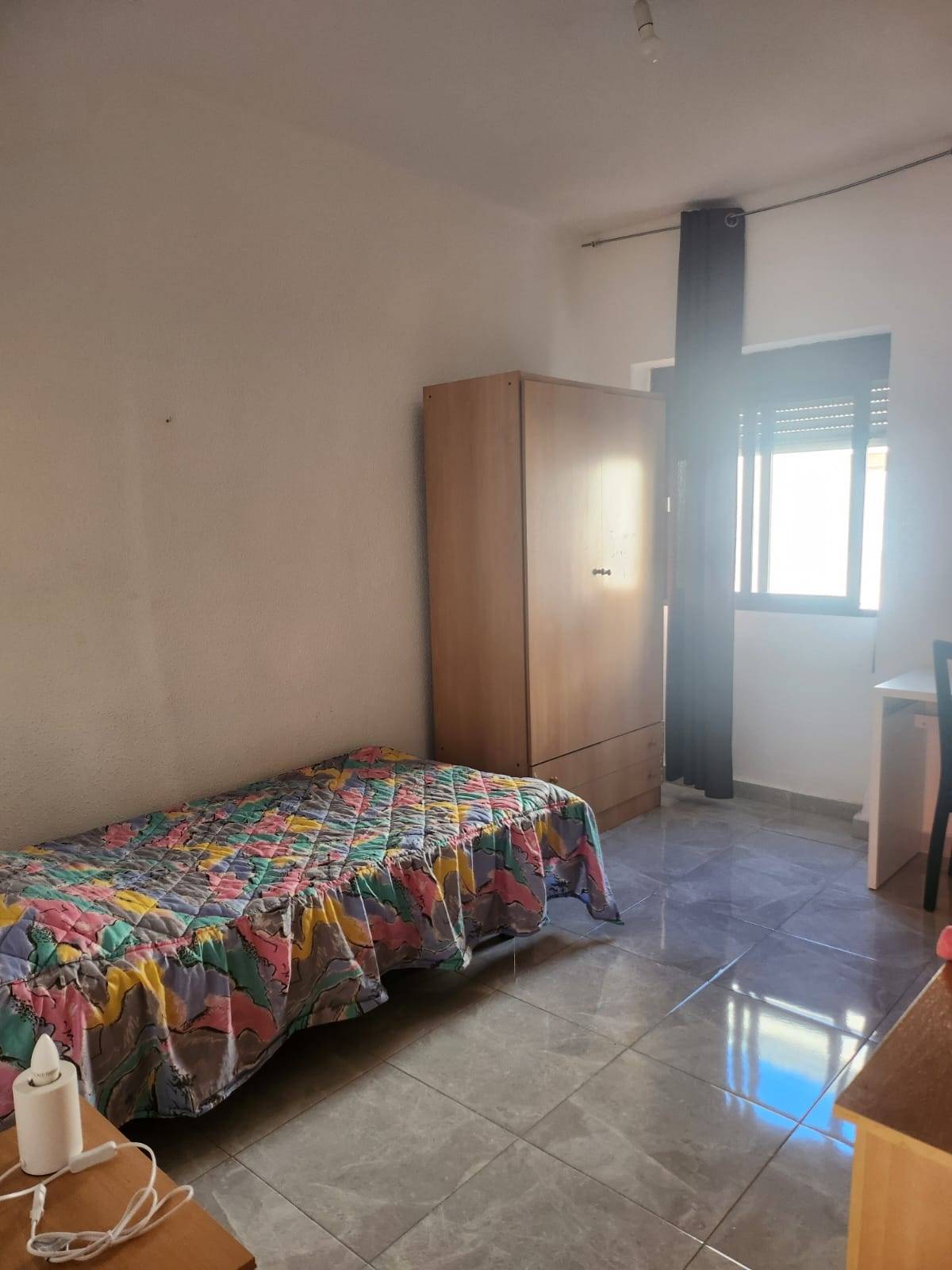 DISPONIBLE TRES HABITACIONES EN PISO COMPARTIDO EN PAJARITOS