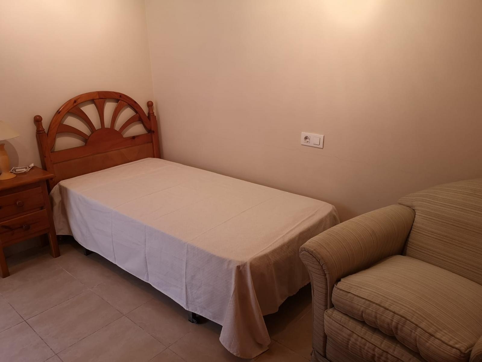 CASA DE TRES DORMITORIOS EN ARMILLA