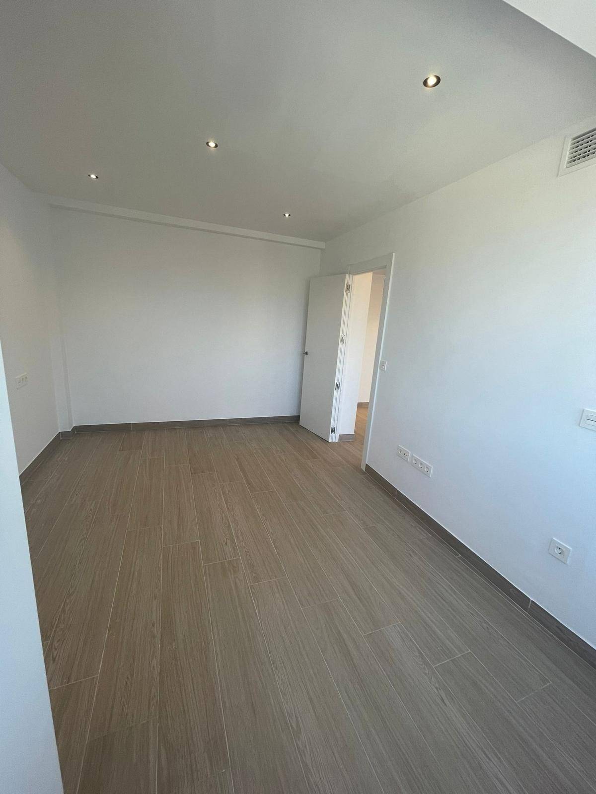 APARTAMENTO SIN AMUEBLAR DE DOS DORMITORIOS EN EL ZAIDÍN