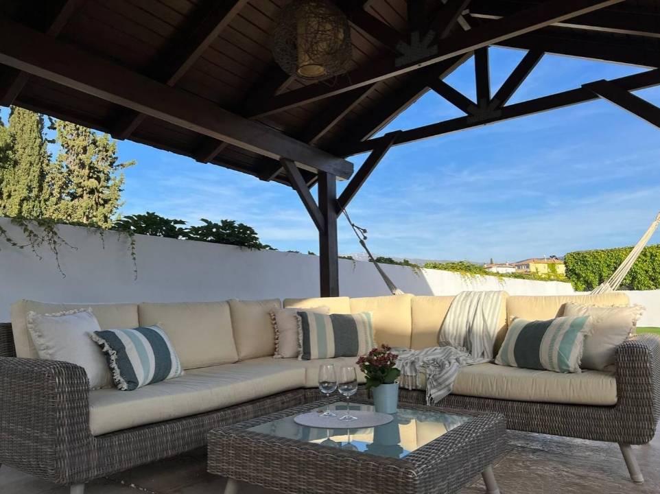 CASA DE TRES DORMITORIOS EN ALHENDÍN