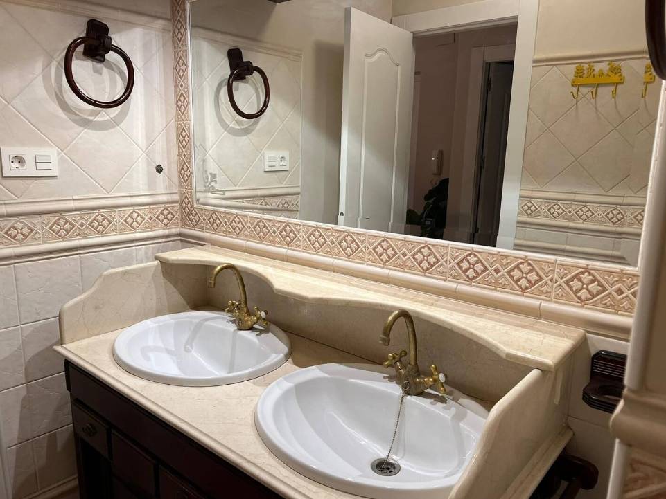 CASA DE TRES DORMITORIOS EN ALHENDÍN