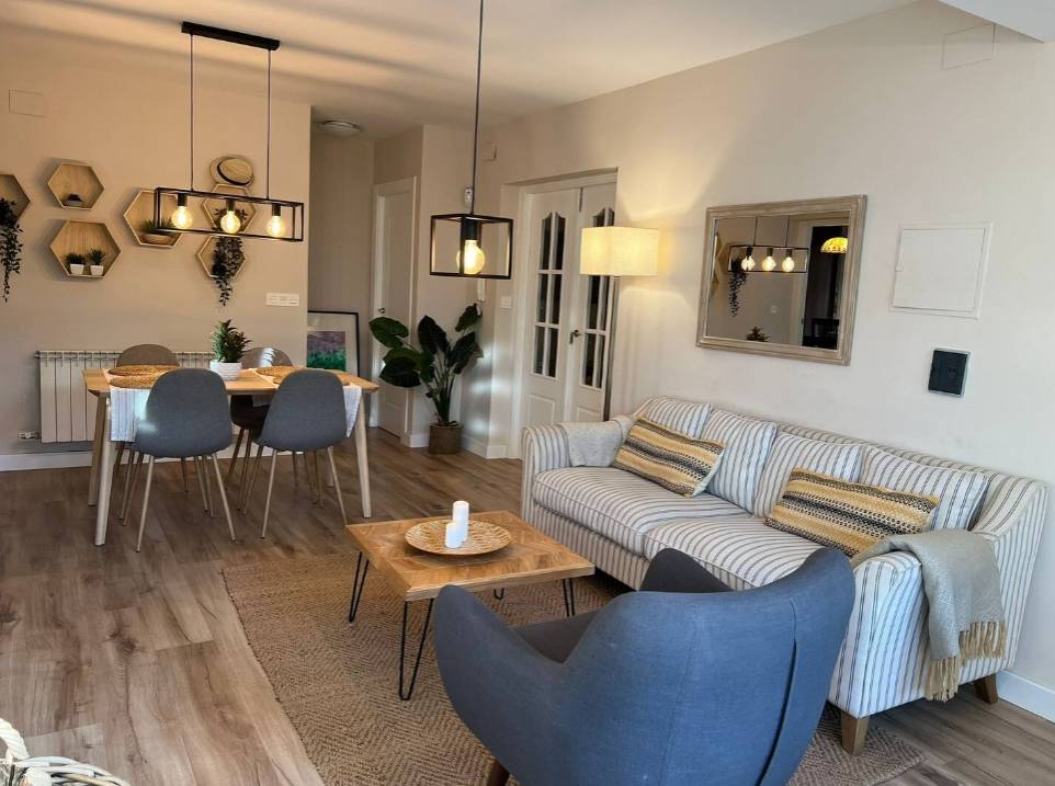CASA DE TRES DORMITORIOS EN ALHENDÍN
