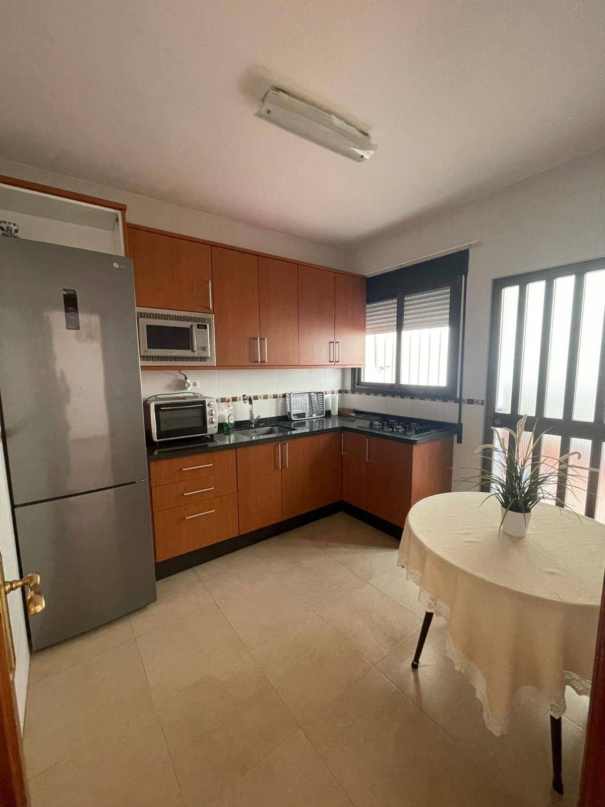 CASA INDEPENDIENTE DE CUATRO DORMITORIOS EN MARACENA