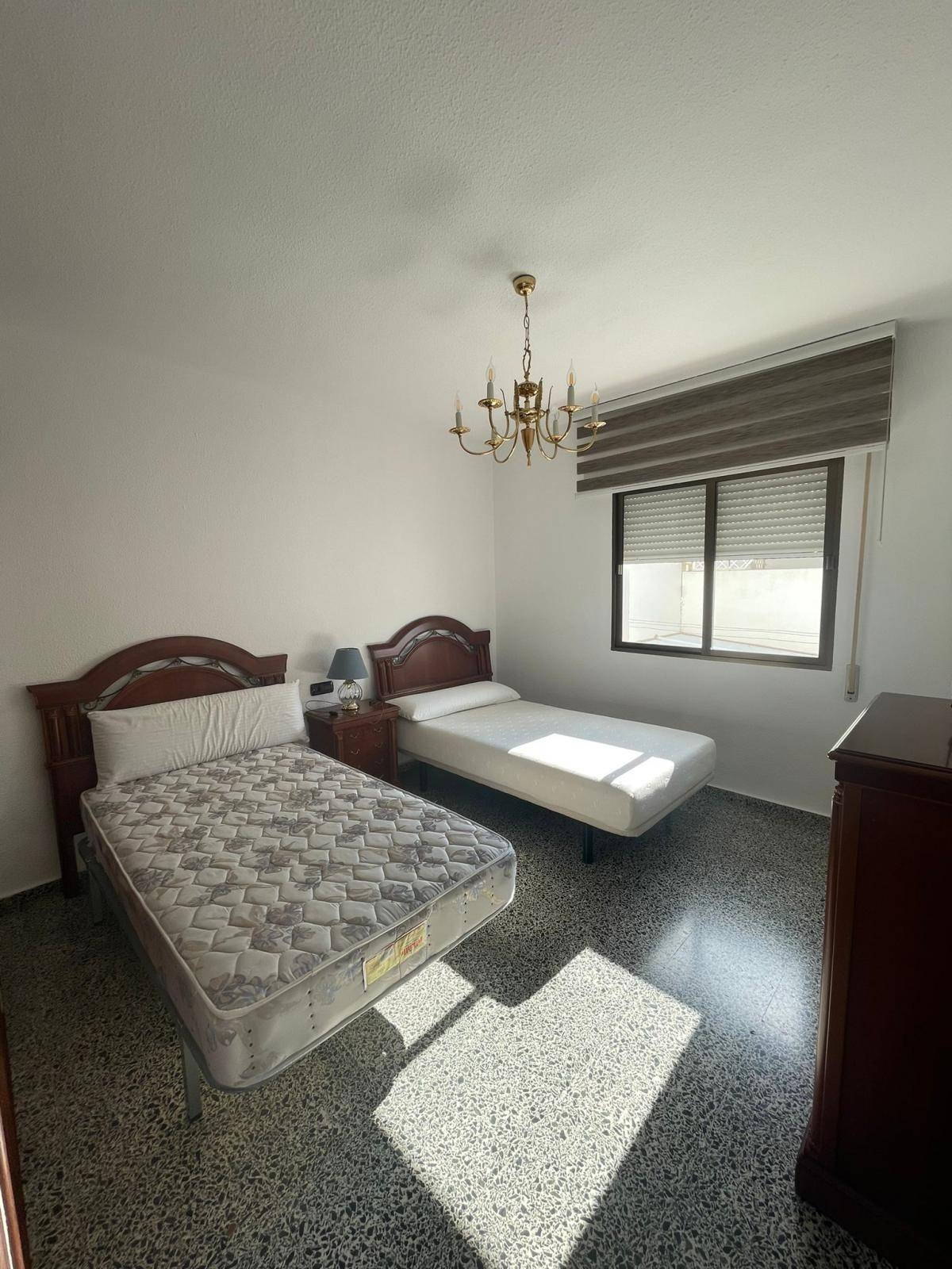 CASA INDEPENDIENTE DE CUATRO DORMITORIOS EN MARACENA
