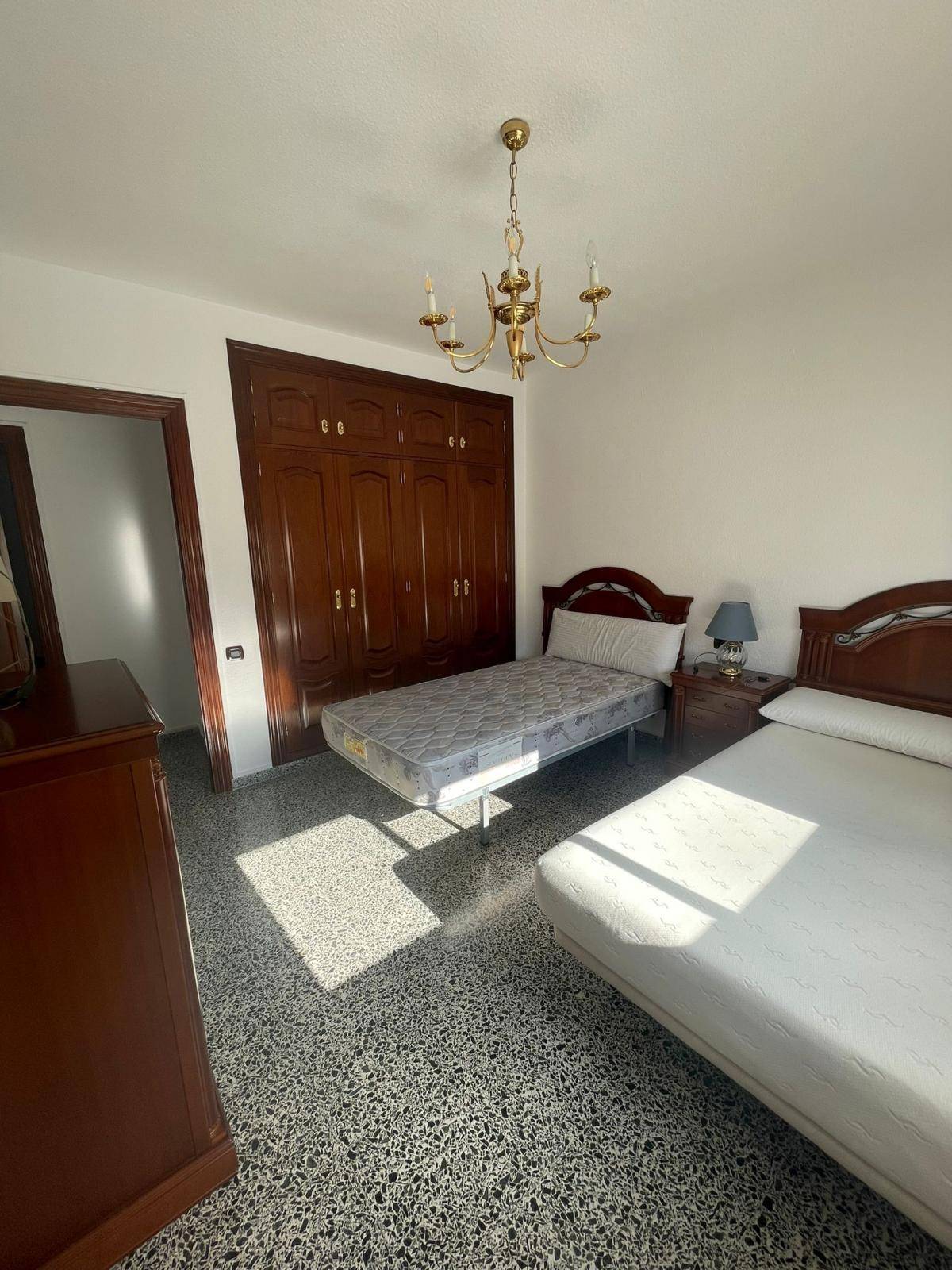 CASA INDEPENDIENTE DE CUATRO DORMITORIOS EN MARACENA