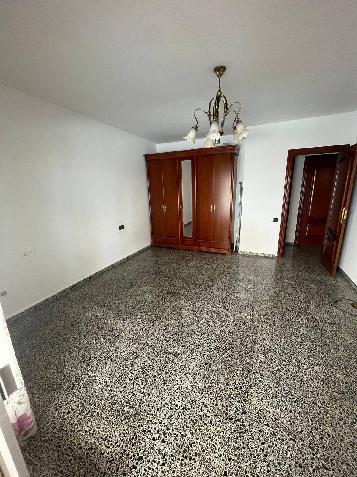 CASA INDEPENDIENTE DE CUATRO DORMITORIOS EN MARACENA