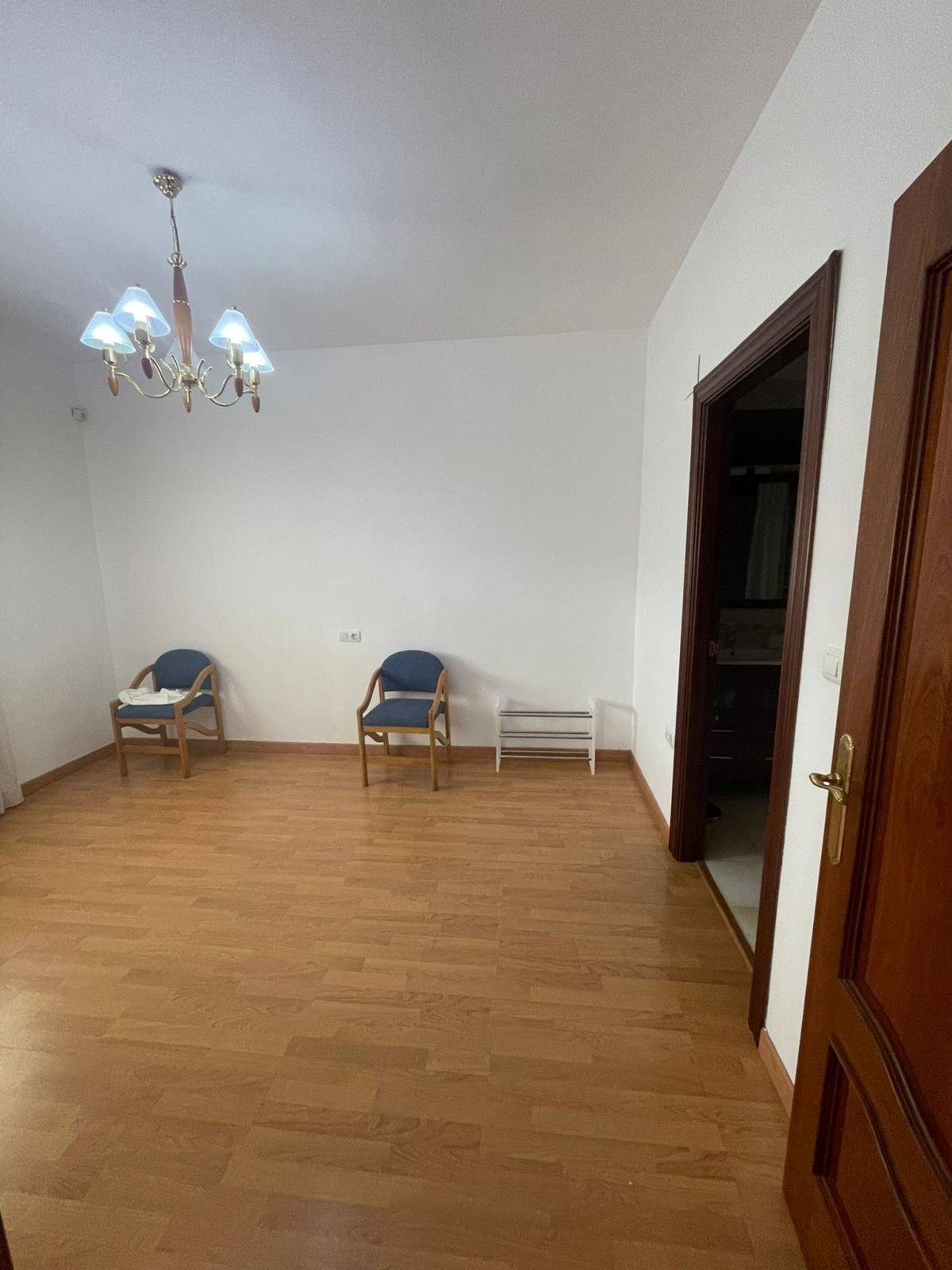CASA INDEPENDIENTE DE CUATRO DORMITORIOS EN MARACENA