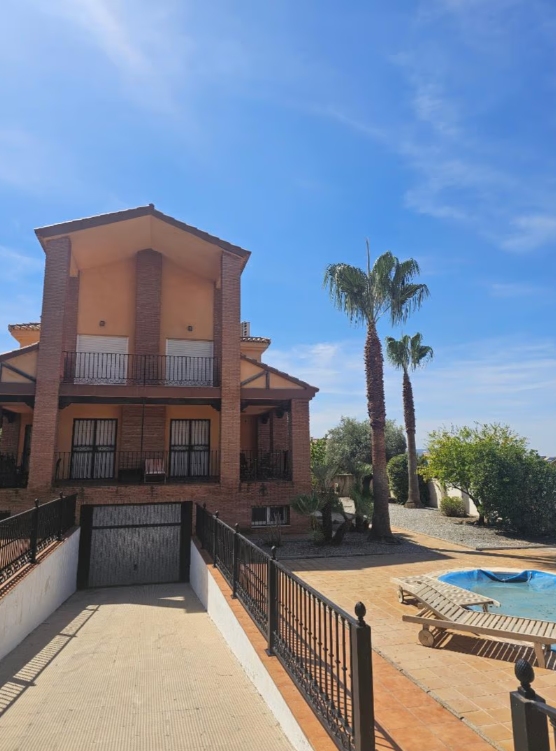 CHALET INDEPENDIENTE DE CINCO DORMITORIOS EN DÍLAR