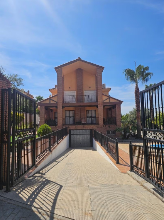 CHALET INDEPENDIENTE DE CINCO DORMITORIOS EN DÍLAR