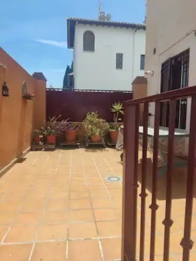 CASA ADOSADA DE TRES DORMTIORIOS EN ALHENDÍN